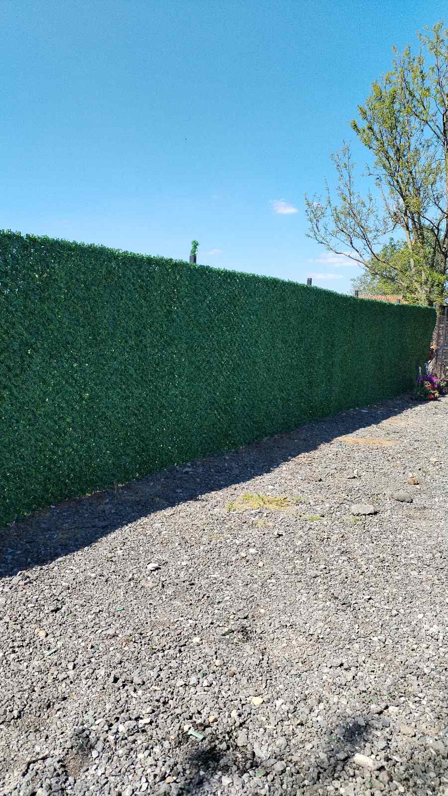 Ograda od zelene veštacke trave