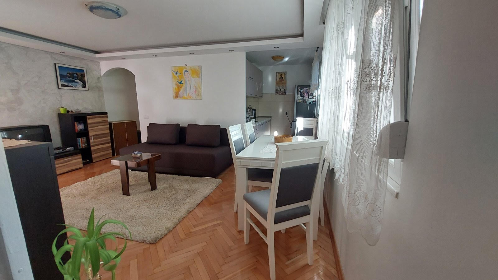 Izdajem namešten trosoban stan u ulici Pere Segedinca na Novom Beogradu