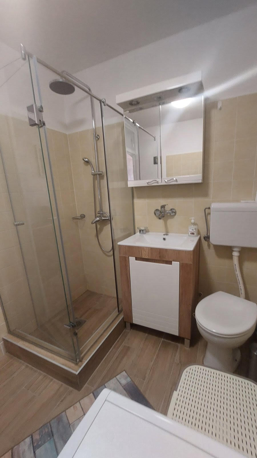Izdajem namešten trosoban stan u ulici Pere Segedinca na Novom Beogradu