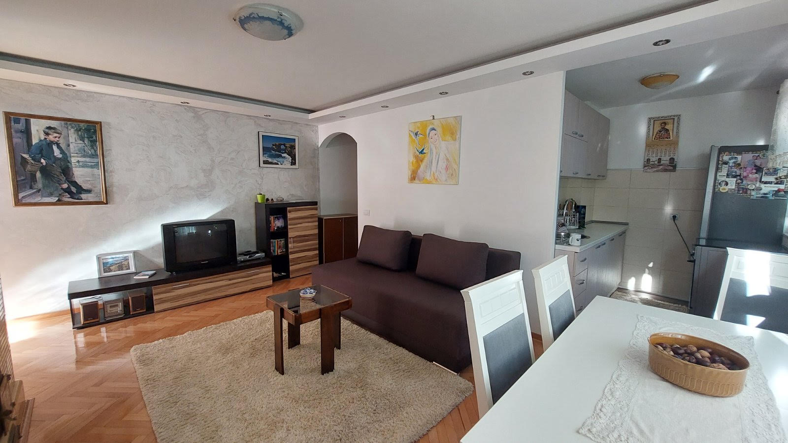 Izdajem namešten trosoban stan u ulici Pere Segedinca na Novom Beogradu