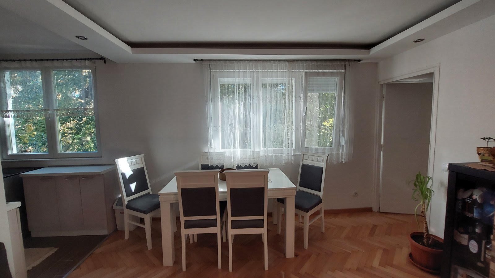 Izdajem namešten trosoban stan u ulici Pere Segedinca na Novom Beogradu