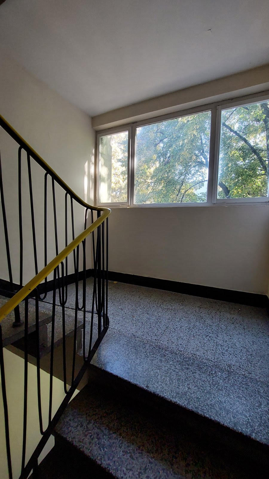 Izdajem namešten trosoban stan u ulici Pere Segedinca na Novom Beogradu