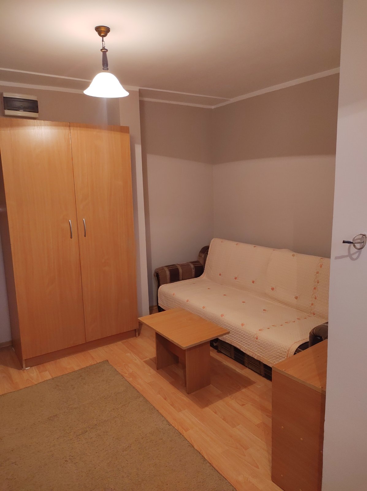 Izdajem garsonjeru komplet namestena, 24 kvadrata