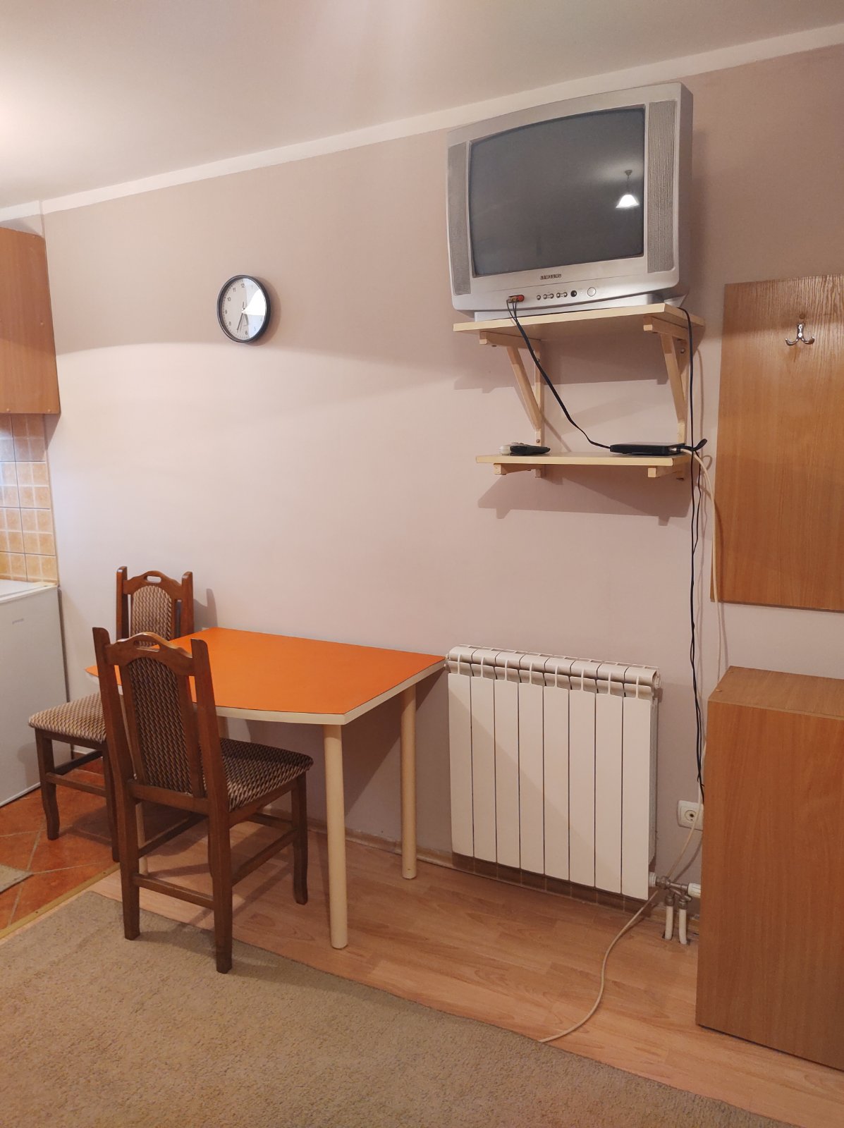 Izdajem garsonjeru komplet namestena, 24 kvadrata