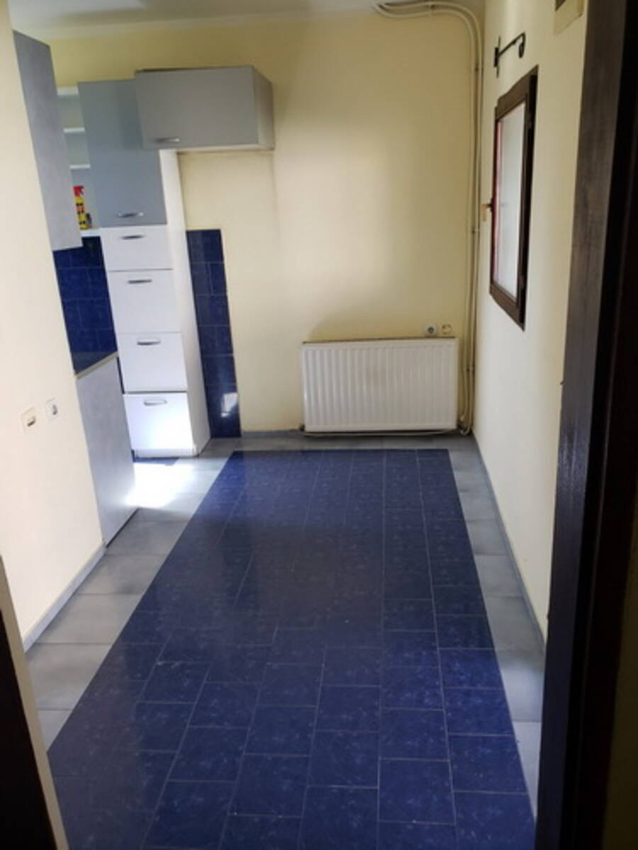 Izdajem kuću u Zemunu, na odličnoj lokaciji, u ulici Mozerova