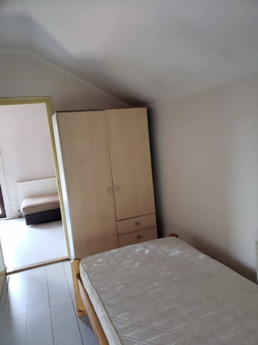 Izdajem kuću u Zemunu, na odličnoj lokaciji, u ulici Mozerova