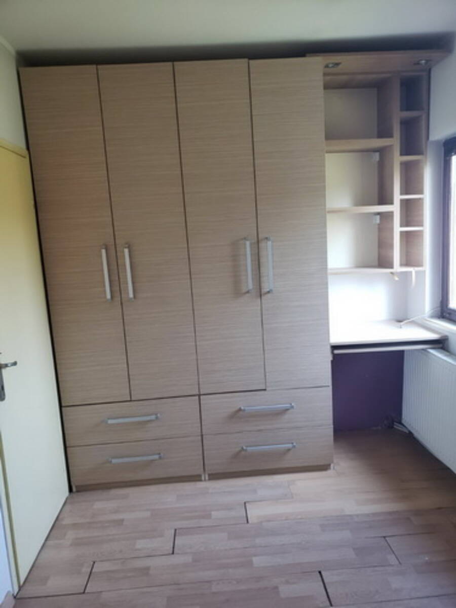 Izdajem kuću u Zemunu, na odličnoj lokaciji, u ulici Mozerova