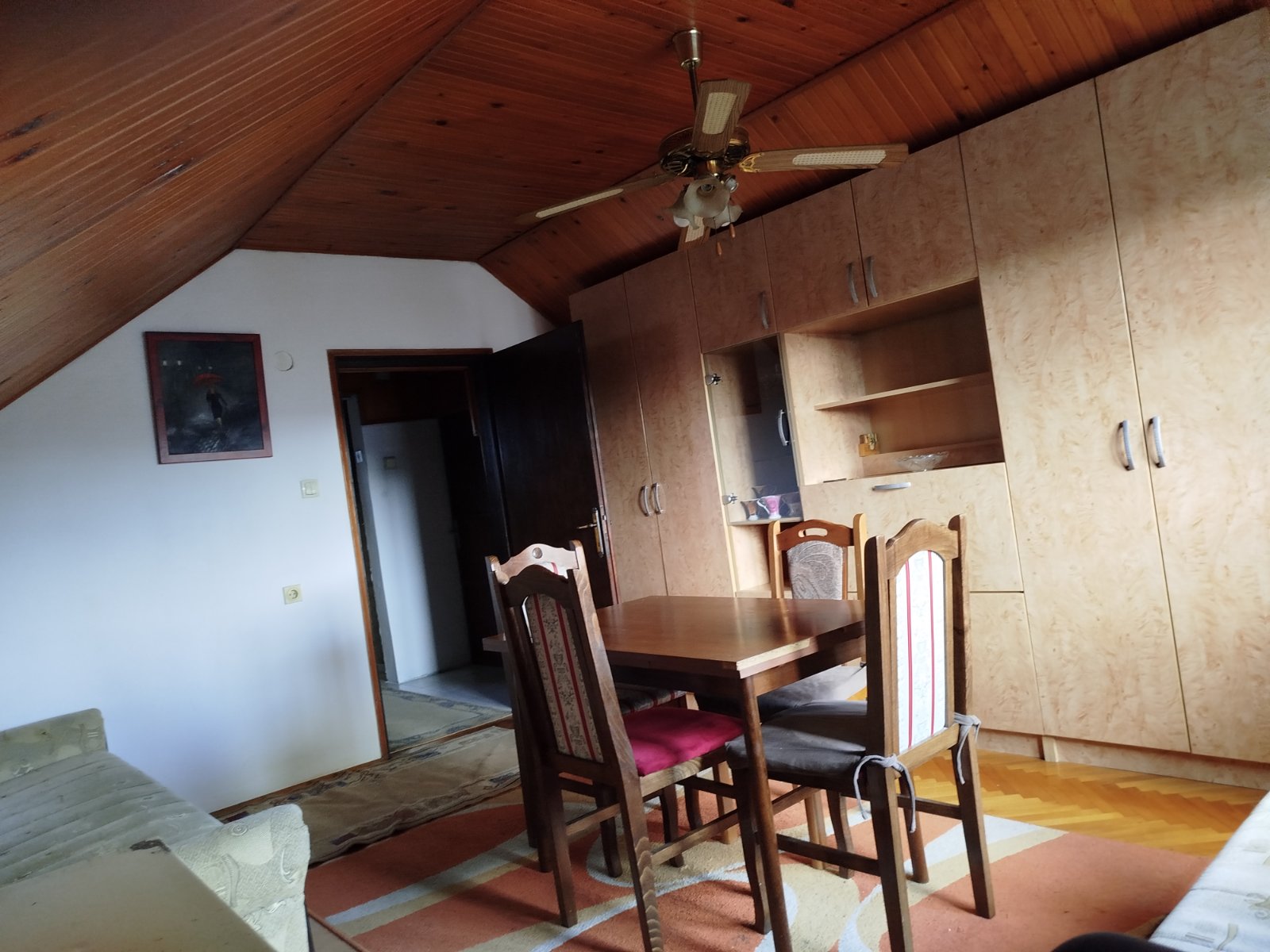 Izdaje se namešteno potkrovlje kuće od 30m² u Krnjači zaposlenom samcu (može i dvoje)