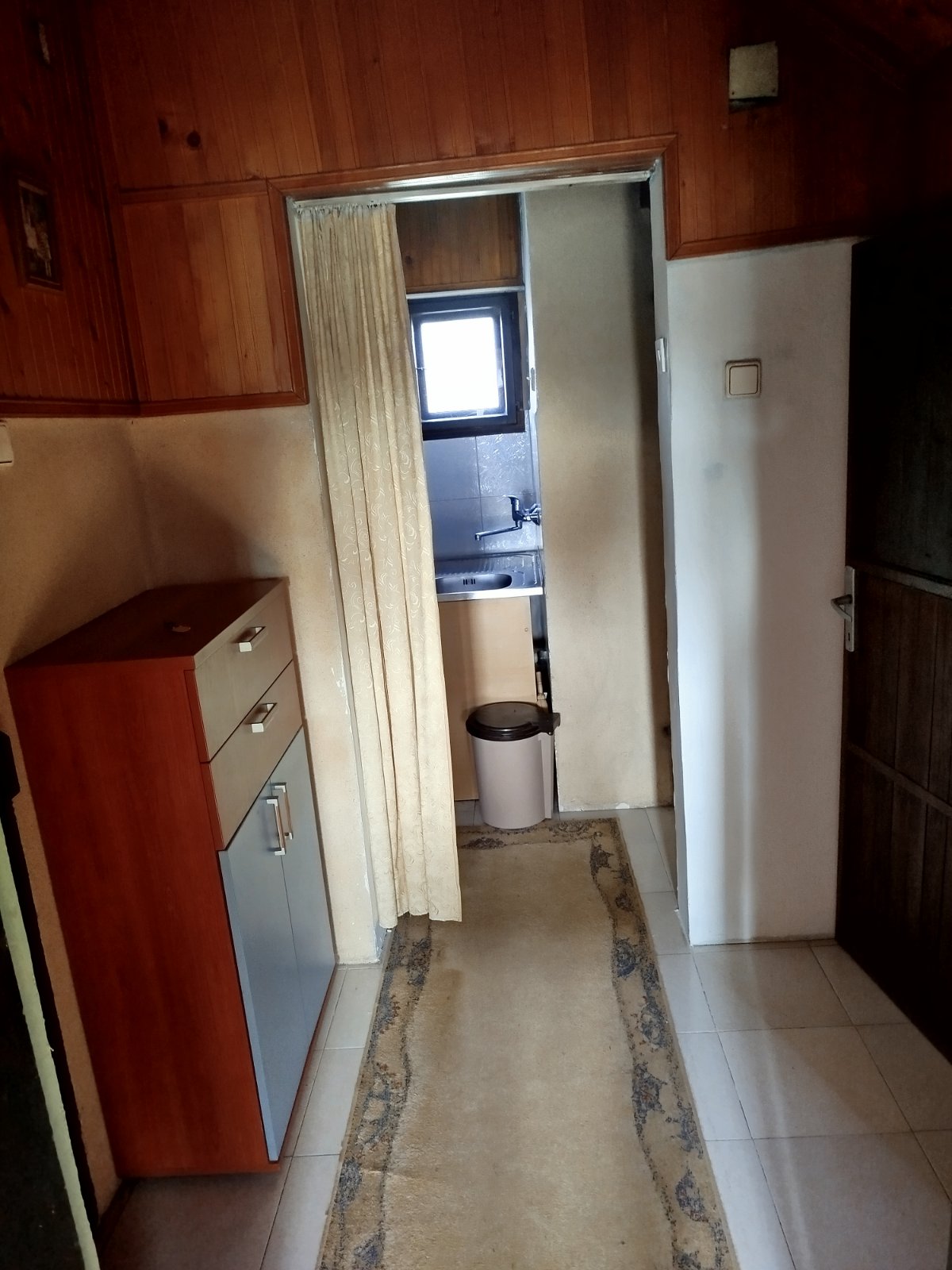 Izdaje se namešteno potkrovlje kuće od 30m² u Krnjači zaposlenom samcu (može i dvoje)