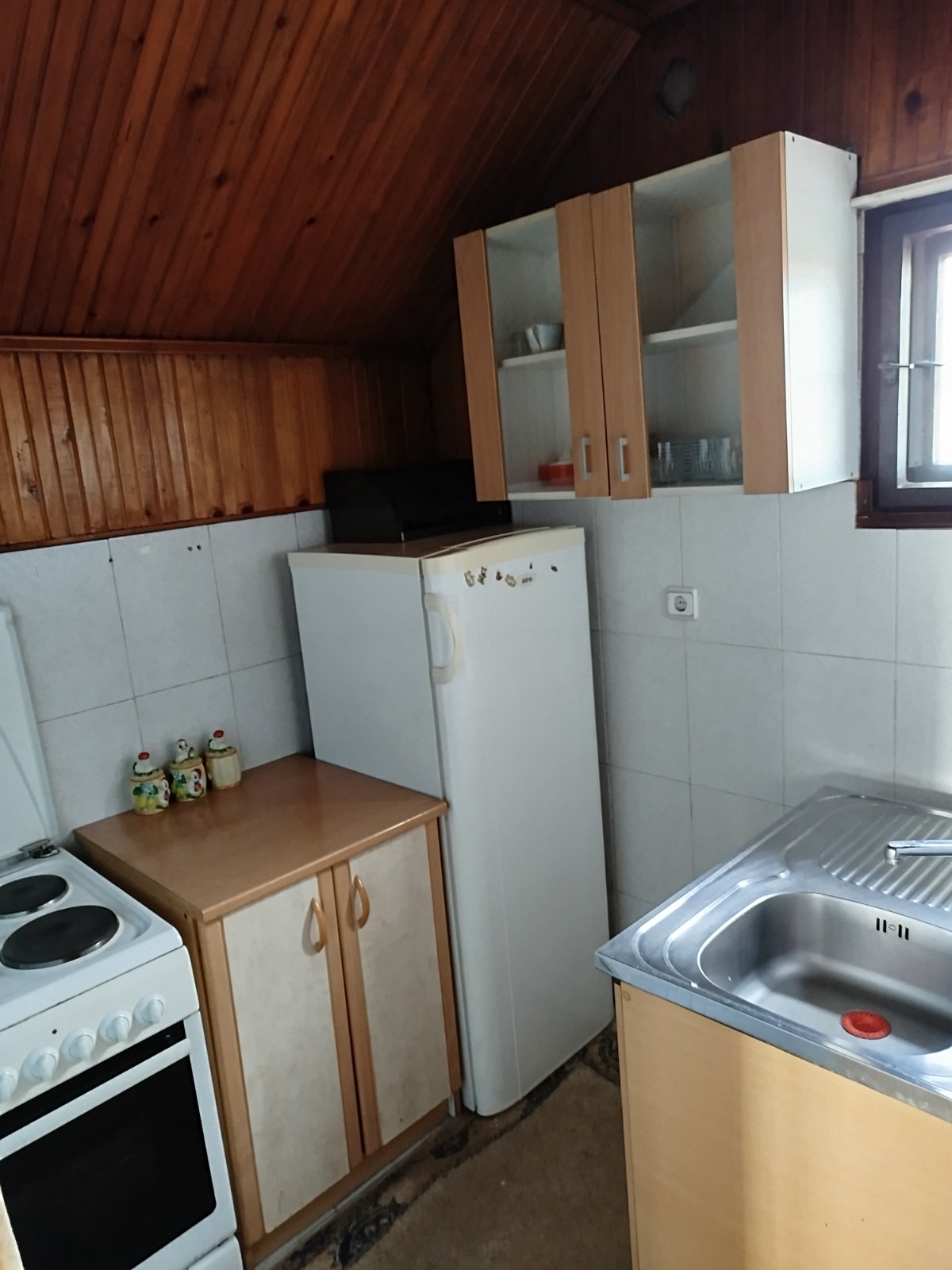 Izdaje se namešteno potkrovlje kuće od 30m² u Krnjači zaposlenom samcu (može i dvoje)