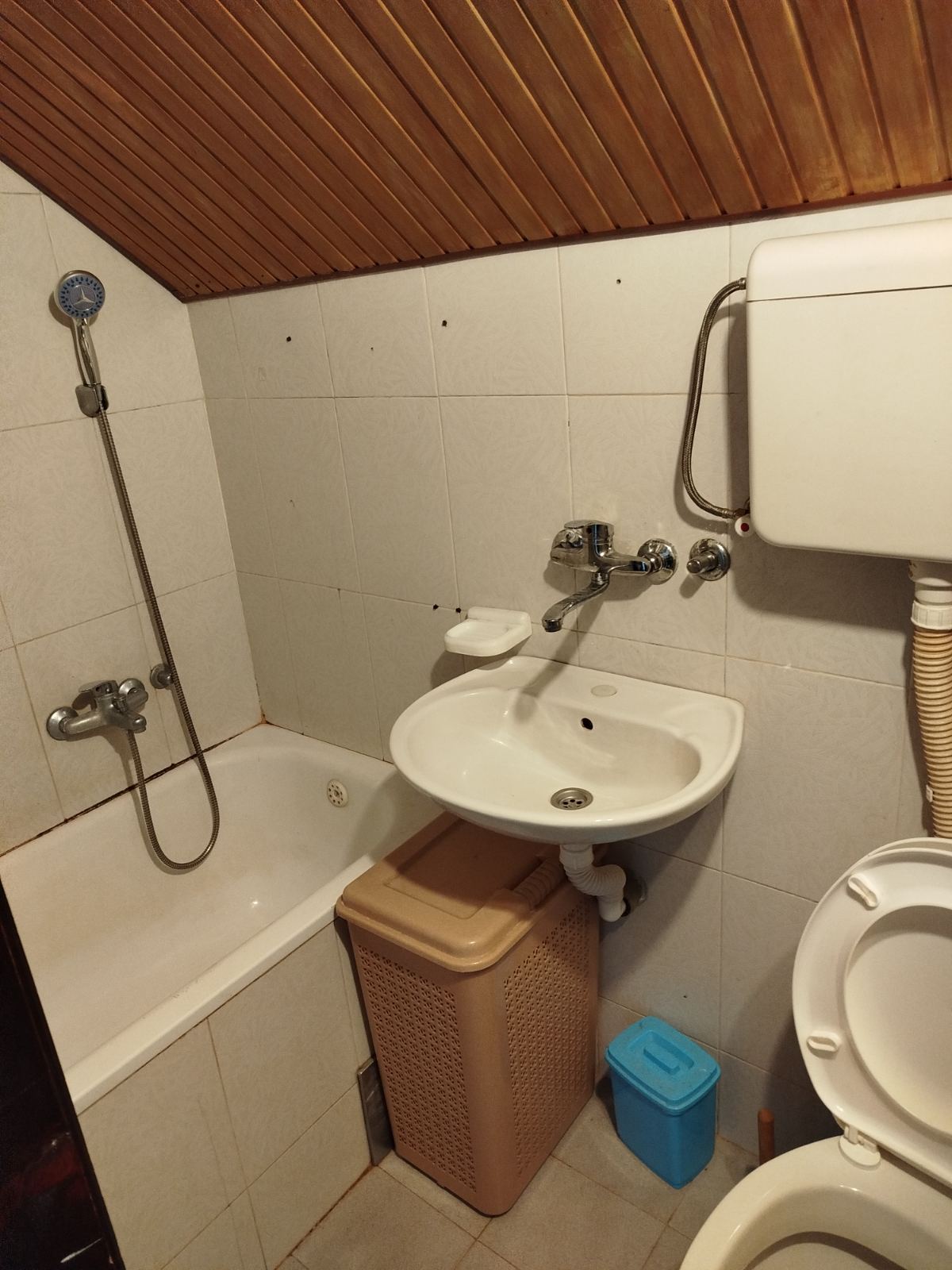 Izdaje se namešteno potkrovlje kuće od 30m² u Krnjači zaposlenom samcu (može i dvoje)